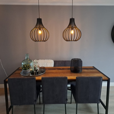 Deze moderne zwarte hanglamp Goccia straalt elegantie uit. Perfect voor een sfeervol accent boven tafel of in de woonkamer.