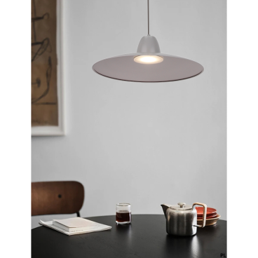 De grijze Mantua hanglamp in industrieel design voegt karakter toe aan jouw interieur. Perfect voor boven de eettafel.