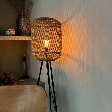 De beige vloerlamp uit de Nature Diagonaal serie voegt een warme, landelijke sfeer toe aan je interieur.