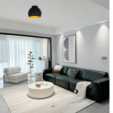 Deze zwarte plafondlamp uit de Occhio-serie voegt een moderne flair toe aan je interieur.