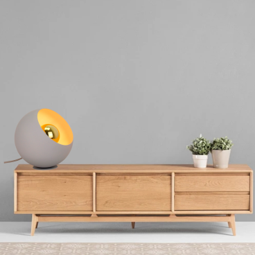 De blauwe Occhio tafellamp straalt moderniteit uit en voegt kleur toe aan je interieur. Perfect voor sfeervolle avonden.