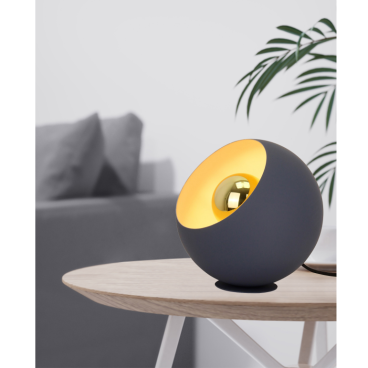 Een moderne crème tafellamp die warmte en sfeer toevoegt aan elke ruimte. Perfect voor een gezellig avondje thuis.