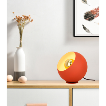De moderne rode tafellamp Occhio geeft een warme gloed aan je interieur.