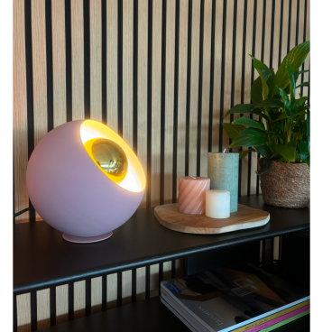 Deze moderne tafellamp in zacht roze voegt een speelse touch toe aan je interieur. Perfect voor een gezellige sfeer.