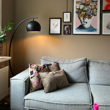 De zwarte Occhio vloerlamp straalt moderniteit uit in elk interieur.