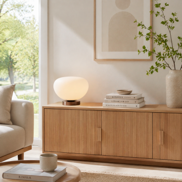 De Opalino tafellamp in zilver en beige brengt een klassieke elegantie in uw interieur. Perfect voor sfeervolle avonden.