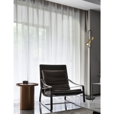 De gouden Reggio vloerlamp straalt klassieke elegantie uit in je interieur. Perfect voor een sfeervolle ambiance.