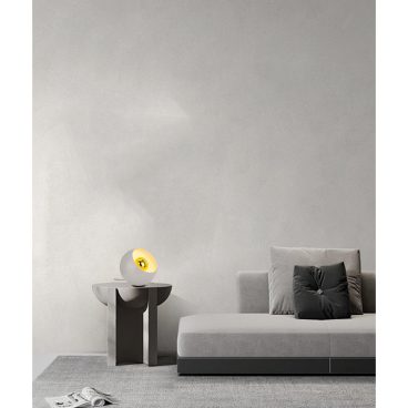 Een grijze tafellamp uit de Occhio-serie geeft een warme, elegante sfeer. Perfect voor sfeervolle avonden thuis.