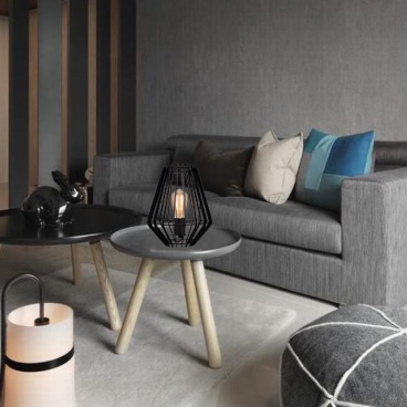 De zwart metalen Tavola tafellamp voegt een industriële touch toe aan jouw interieur. Perfect voor gezellige avonden.