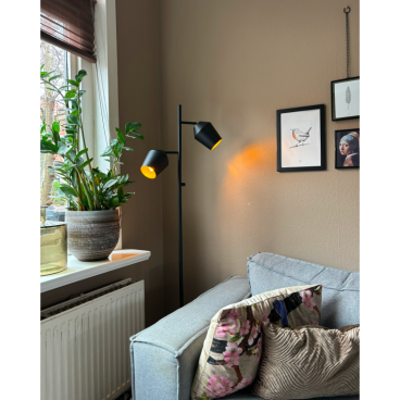 De zwarte Tavola vloerlamp brengt een moderne touch in uw interieur. Perfect voor een sfeervolle leeshoek of woonkamer.
