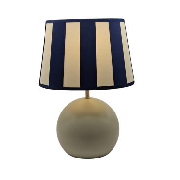 De creme kleurige tafellamp Porto brengt een warme sfeer in je interieur. Perfect voor een gezellige leeshoek.