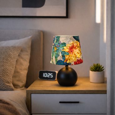 De Malaga tafellamp in zwart voegt een botanische flair toe aan je interieur. Perfect voor een sfeervolle ambiance.