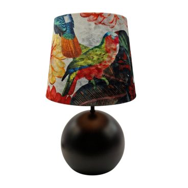 De Malaga tafellamp in zwart voegt een botanische flair toe aan je interieur. Perfect voor een sfeervolle leeshoek of