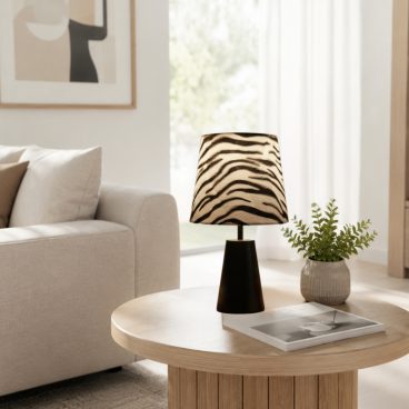 De Zebra tafellamp in zwart en wit voegt een speelse touch toe aan je interieur. Perfect voor een gezellige sfeer!